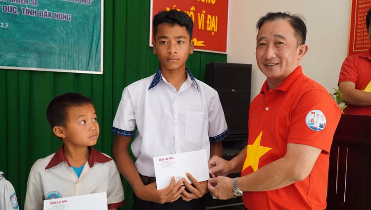 Ông Bùi Thanh Liêm, Phó tổng Biên tập Báo Người Lao Động tặng 50 suất học bổng cho con chiến sĩ và đồng bào dân tộc thiểu số huyện Tuy Đức.