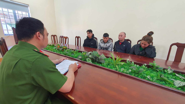 Các đối tượng trong đường dây mua bán, tàng trữ ma tuý với số lượng lớn.