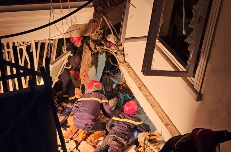 Lực lượng chức năng triển khai công tác công tác cứu nạn, cứu hộ.