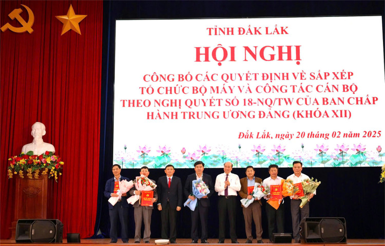 Ban Thường vụ Tỉnh ủy Đắk Lắk tổ chức công bố quyết định điều động, bổ nhiệm 6 Giám đốc Sở sau khi hợp nhất.