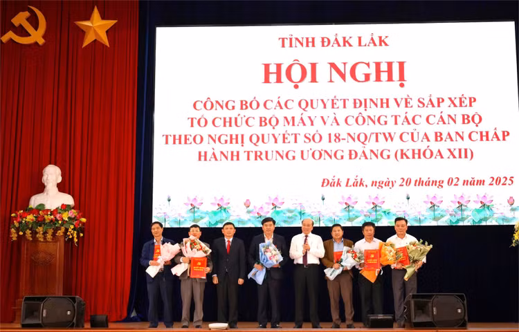 Ban Thường vụ Tỉnh ủy Đắk Lắk tổ chức công bố quyết định điều động, bổ nhiệm 6 Giám đốc Sở sau khi hợp nhất.