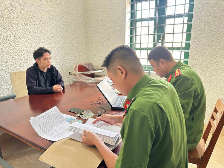 Đối tượng Trần Huy Quốc tại cơ quan công an. Đối tượng Trần Huy Quốc tại cơ quan công an.