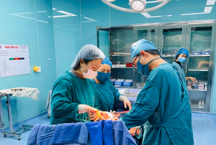 Ekip cấp cứu sơ sinh giành giật từng phút cứu thai nhi và sản phụ. Ảnh TTYT huyện Tiên Yên