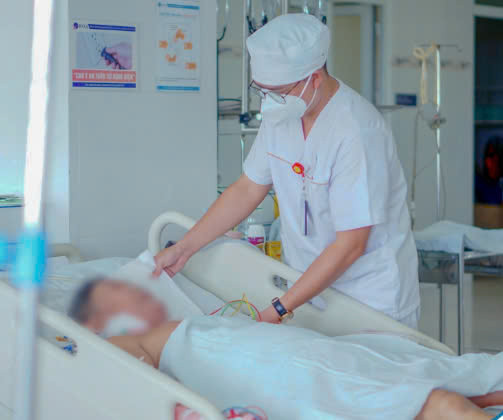 Các bác sĩ đã nhanh chóng xử lý tình trạng sốc phản vệ theo phác đồ cứu người bệnh. Ảnh BVCC