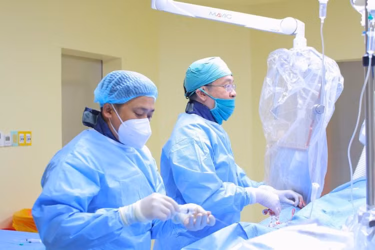 Ekip can thiệp mạch cho bệnh nhân. Ảnh BVCC