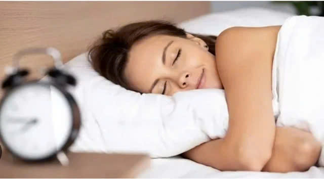 Ngủ đủ giấc: Khi bạn ngủ, cơ thể sẽ sản sinh nhiều hormone tăng trưởng và tiến hành quá trình phục hồi, giúp tăng sản xuất collagen. Ảnh minh họa