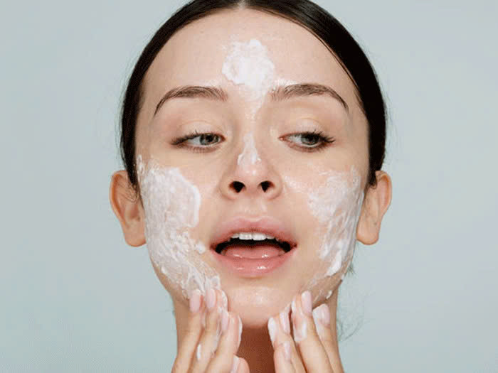 Tẩy da chết đúng cách: ‏Tẩy da chết là bước chăm sóc da không thể thiếu trong chu trình skincare. Bởi nó không chỉ làm sạch tế bào chết, bụi bẩn cho lỗ chân lông thông thoáng ngăn ngừa mụn, da xỉn màu. Mà còn thúc đẩy sản sinh collagen và tế bào mới cho làn da luôn tươi mới, trẻ trung rạng rỡ. Ảnh minh họa