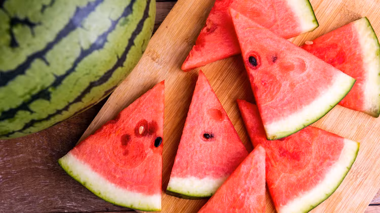 Dưa hấu: Bên cạnh phần thịt dưa hấu mọng nước và thanh mát thì vỏ dưa hấu còn chứa một loại axit amin tên là citrulline giúp giảm các cơn đau cơ nhanh chóng. Có thể chế biến vỏ dưa hấu theo nhiều cách như ngâm đường, ép nước uống hoặc xào với rau củ. Ảnh minh họa