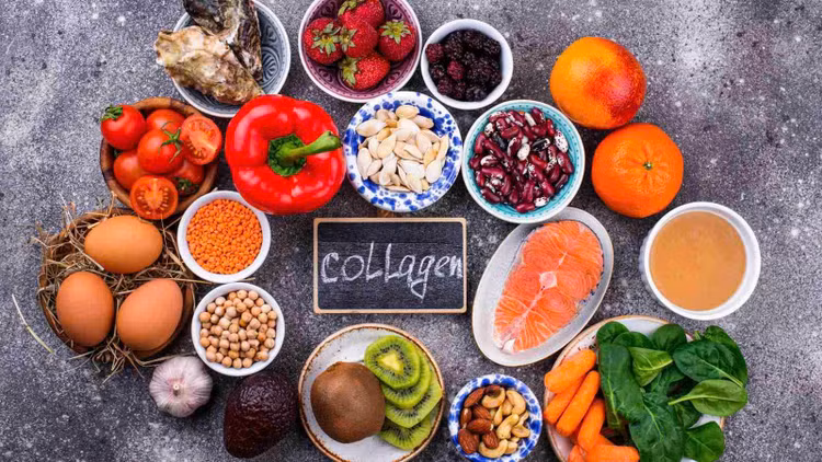 Bổ sung thực phẩm giàu collagen: Ăn nhiều thực phẩm giàu collagen như da gà, da lợn, xương hầm, cá hồi,... giúp cung cấp collagen cho cơ thể. Ảnh minh họa