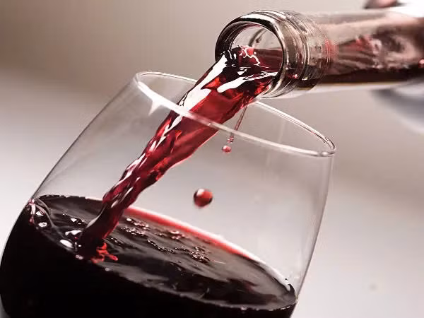 Rượu vang đỏ có một số chất chống ôxy hóa và có tính chất kháng khuẩn mạnh có thể giúp cải thiện sức khỏe tổng thể của bạn. Ngoài ra, rượu vang đỏ chứa nồng độ cao của resveratrol có hiệu quả chống lại vi khuẩn HP. Ảnh minh họa