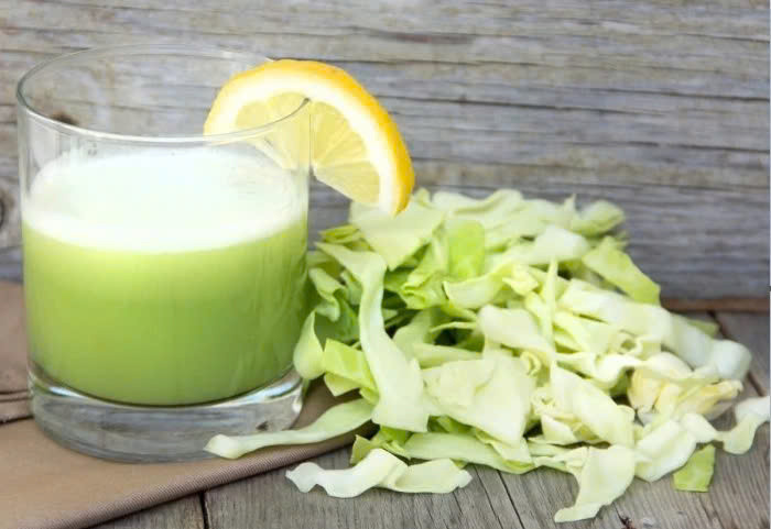 Nước ép bắp cải: Bắp cải chứa nhiều chất chống ung thư như: Sulforaphane, phenethyl isothiocyanate và Indole -33 carbinol. Theo y học cổ truyền, bắp cải có vị ngọt, tính hàn, có tác dụng hòa huyết, thanh nhiệt, thanh phế, giải độc, trừ đàm thấp, lợi tiểu, sinh tân, chỉ khát, mát dạ dày. Ảnh minh họa Nước ép bắp cải: Bắp cải chứa nhiều chất chống ung thư như: Sulforaphane, phenethyl isothiocyanate và Indole -33 carbinol. Theo y học cổ truyền, bắp cải có vị ngọt, tính hàn, có tác dụng hòa huyết, thanh nhiệt, thanh phế, giải độc, trừ đàm thấp, lợi tiểu, sinh tân, chỉ khát, mát dạ dày. Ảnh minh họa