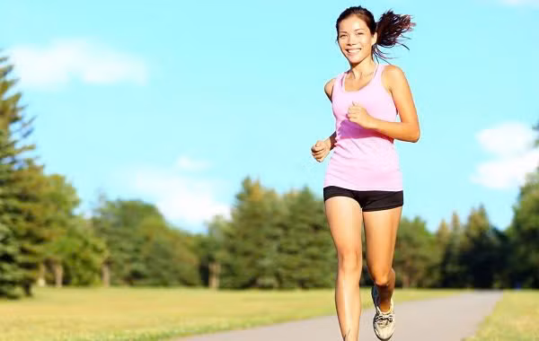 Tập thể dục thường xuyên: Hoạt động thể chất giúp tăng lưu thông máu, cung cấp oxy, dưỡng chất cho da, từ đó thúc đẩy quá trình sản sinh collagen. Ảnh minh họa