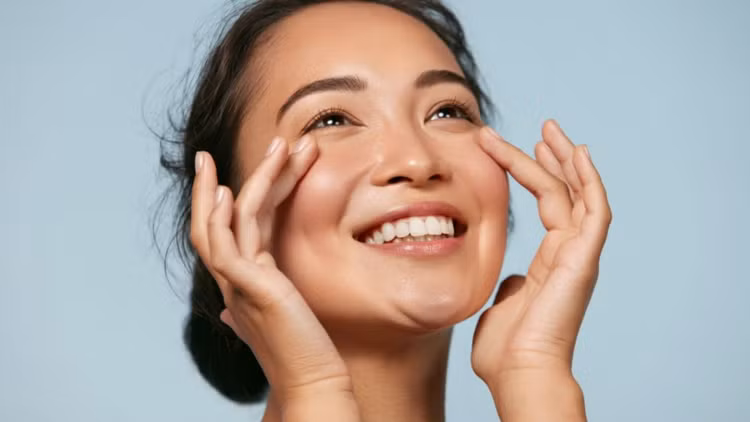 Bảo vệ da khỏi ánh nắng mặt trời: Ánh nắng mặt trời là một trong những nguyên nhân chính gây hại cho collagen, khiến da nhanh chóng lão hóa, xuất hiện nếp nhăn và đốm nâu. Sử dụng kem chống nắng hàng ngày với chỉ số SPF từ 30 trở lên sẽ giúp bảo vệ da khỏi tác hại của tia UV. Để đạt hiệu quả tốt nhất, nên thoa kem chống nắng ít nhất 20 phút trước khi ra ngoài và lặp lại mỗi 2 giờ nếu tiếp xúc nhiều với ánh nắng. Ảnh minh họa