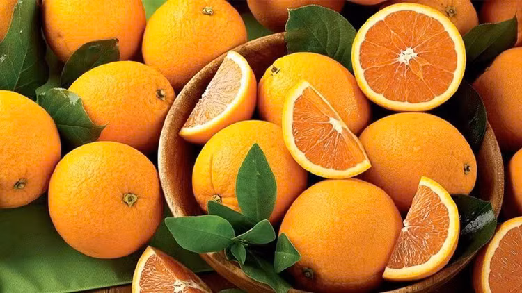 Cam, quýt: Lượng chất xơ trong vỏ cam, quýt, chanh nhiều gấp 4 lần so với phần ruột của chúng. Các loại vỏ này còn có chứa rất nhiều các flavonoid như tangeretin và nobiletin, những chất phòng chống ung thư. D-limonene trong vỏ cam, quýt có khả năng ngăn ngừa các tia tử ngoại và hạn chế nguy cơ ung thư da. Tuy nhiên, do vỏ của các loại quả này có vị đắng hơi khó ăn, bạn có thể băm nhuyễn và trộn vào salad, rau xanh hoặc các món ngọt như chè, bánh nướng. Ảnh minh họa