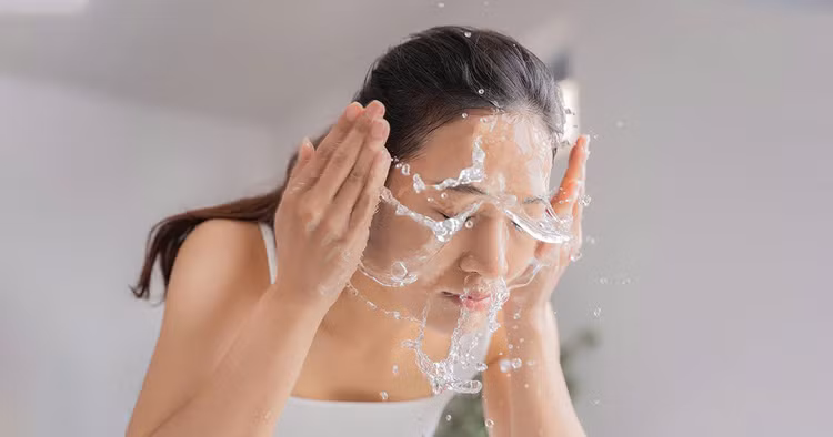Rửa mặt là bước đầu tiên và quan trọng nhất trong quy trình chăm sóc da nói chung cũng như quy trình làm đẹp nói riêng. Một khuôn mặt sạch sẽ giúp mọi người tràn đầy năng lượng và tự tin hơn khi ra ngoài. Các chuyên gia khuyên bạn nên rửa mặt 2 lần/ngày để đảm bảo loại đi bụi bẩn gây mụn và ngừa bệnh da liễu. Tuy là việc làm thường ngày nhưng nếu thực hiện không đúng cách, hoặc làm qua loa sẽ gây hại cho làn da. Dưới đây là một số sai lầm khi rửa mặt khiến da xuống cấp không phanh. Ảnh minh họa