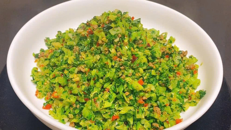 Cải mizuna có thể chế biến thành nhiều món ăn như các loại cải khác như: Mizuna xào tỏi, salad mizuna với thịt hun khói, canh mizuna với đậu hũ,.... Ảnh minh họa