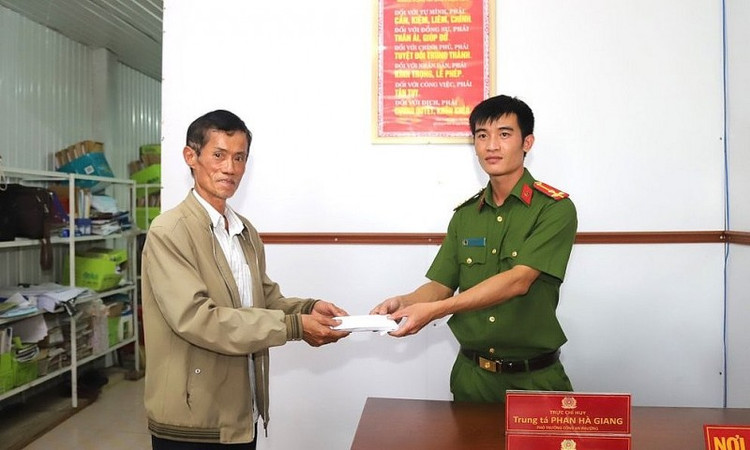 Ông Đỗ Thành Nhơn giao lại số tiền 37 triệu đồng mà ông đã phát hiện được tại cây ATM.