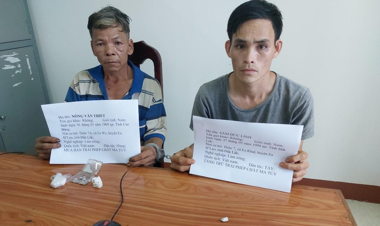 Hai đối tượng Nông Văn Thiết và Sầm Đức Linh tại Cơ quan Cảnh sát điều tra Công an huyện Ea H’leo.