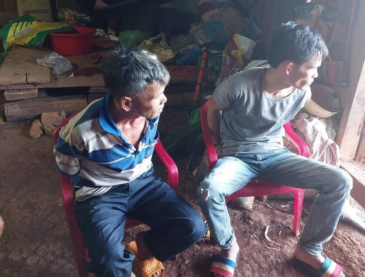 Công an huyện Ea H’leo bắt quả tang hai đối tượng Nông Văn Thiết và Sầm Đức Linh đang có hành vi mua bán, tàng trữ trái phép chất ma túy.