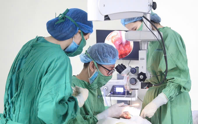 BSCK II Trần Bá Kiền và ê-kíp phẫu thuật, điều trị cho bệnh nhân bị vỡ hốc mắt.