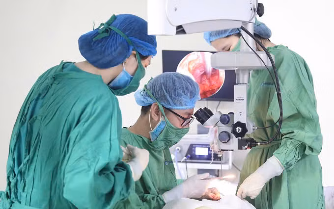 BSCK II Trần Bá Kiền và ê-kíp phẫu thuật, điều trị cho bệnh nhân bị vỡ hốc mắt.