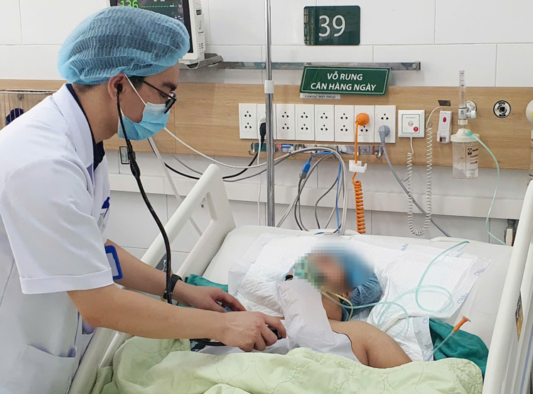 Bệnh nhân đang theo dõi tích cực tại bệnh viện. Ảnh: Vietnamnet