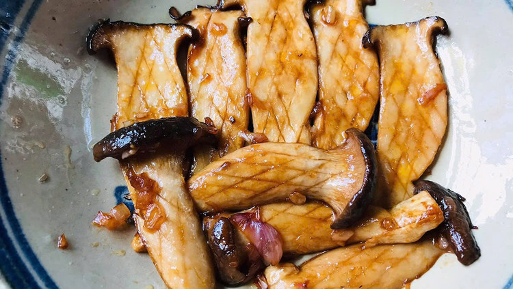 Duy trì sức khỏe não bộ: Nấm đùi gà chứa nhiều vitamin B12 có khả năng hỗ trợ hoạt động của các tế bào thần kinh, cải thiện trí nhớ và sự tập trung, đồng thời hỗ trợ quá trình tạo máu. Nguồn cung cấp vitamin B12 chính là thức ăn động vật và nấm đùi gà là một trong số ít thực phẩm có thể bổ sung loại vitamin này. Nấm đùi gà có chứa đến 5,83 mg vitamin B3 trên 100 gram, có vai trò quan trọng trong quá trình trao đổi chất, cải thiện chức năng hệ thần kinh và tiêu hóa. Ảnh minh họa