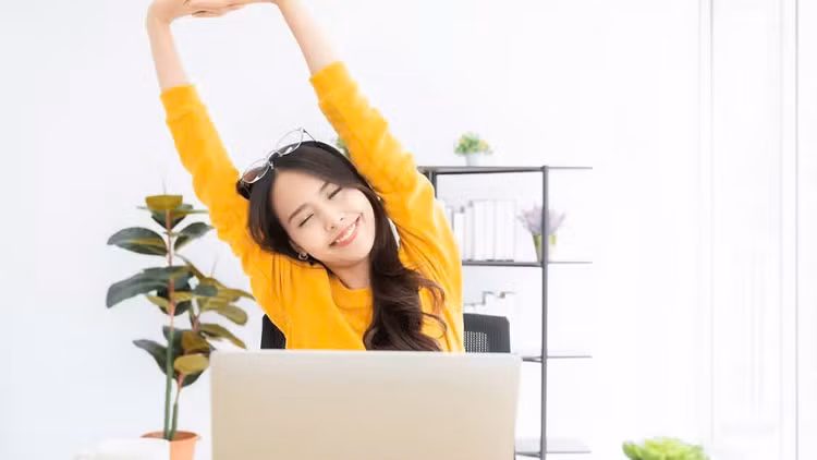 Giãn cơ lưng: Thực hiện các động tác giãn cơ lưng đều đặn mỗi ngày giúp bạn cảm thấy thoải mái hơn, khỏe mạnh hơn và tinh thần ổn định hơn rất nhiều. Đây là bài tập cho người ngồi máy tính nhiều để cải thiện sức khỏe. Cách thực hiện: Đứng hai chân rộng bằng vai, lưng thẳng tự nhiên. Vươn tay ra phía sau, nếu có thể hãy đan tay lại với nhau. Duỗi thẳng cánh tay, nhẹ nhàng nâng tay lên đến khi bạn cảm thấy căng ở ngực. Giữ nguyên tư thế trong vòng 15 giây, lặp lại đều đặn 10 lần. Ảnh minh họa