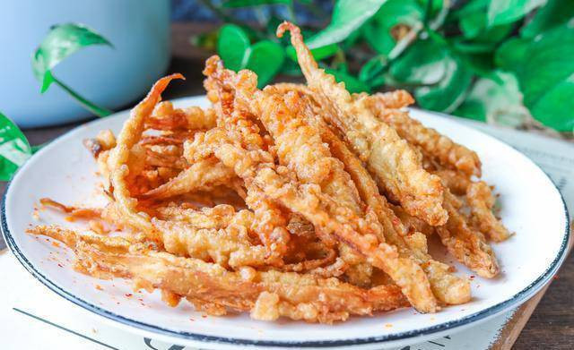 Điều hòa huyết áp, giảm cholesterol: Nấm đùi gà rất giàu kali (272 mg kali/100 gam nấm). Theo ET Today, ăn nấm đùi gà có thể giúp ngăn ngừa xơ cứng động mạch, cao huyết áp và giảm nguy cơ mắc bệnh tim mạch nhờ tác động của hai hợp chất Lovastatin và mevinolin có tác dụng ức chế quá trình tổng hợp cholesterol nội sinh, giảm tổng lượng cholesterol trong máu, triglyceride và cholesterol xấu. Ảnh minh họa