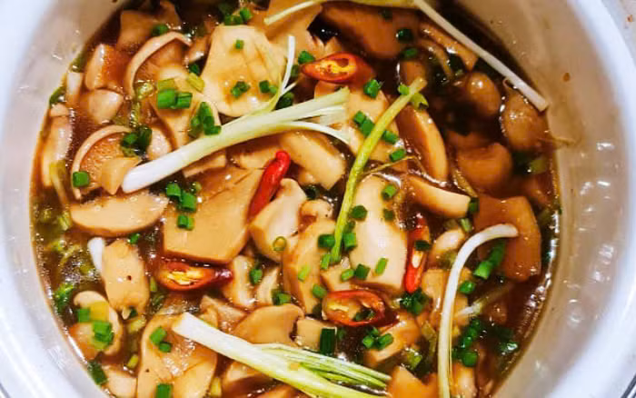 Bảo vệ gan: Nấm đùi gà rất giàu polysaccharides với nhiều hoạt tính sinh học, có thể giúp hạ lipid máu, ngăn ngừa và cải thiện gan nhiễm mỡ, bảo vệ gan. Ảnh minh họa