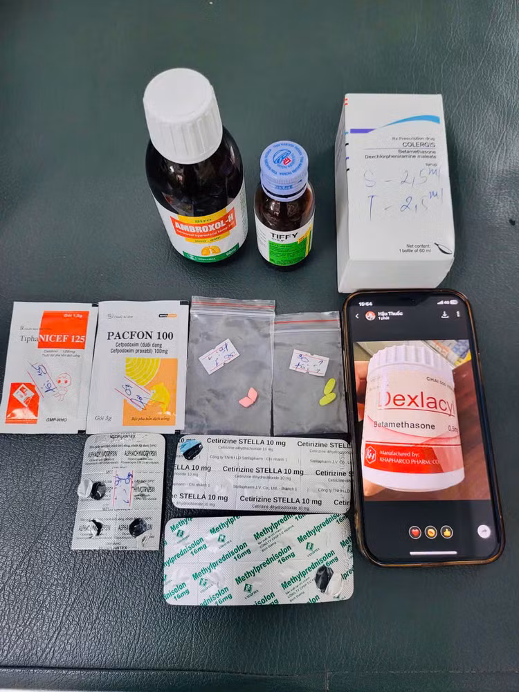 Gia đình tự ý cho con uống 11 loại thuốc để chữa ho. Ảnh BVCC