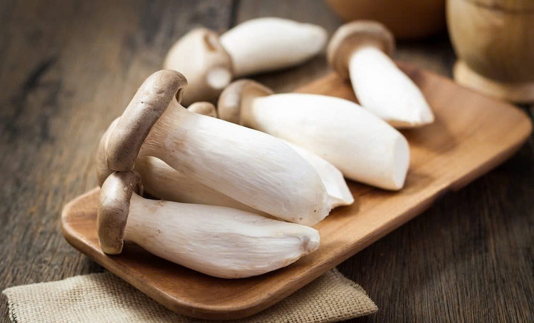 Tốt cho hệ tiêu hóa: Chất xơ trong nấm đùi gà chủ yếu là chất xơ hòa tan. Tiêu thụ chất xơ thường xuyên đã được chứng minh là giúp thúc đẩy nhu động ruột, giảm và ngăn ngừa táo bón từ đó duy trì sức khỏe đường ruột tốt. Ảnh minh họa