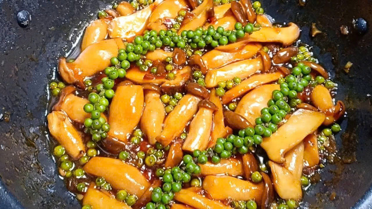 Cung cấp chất chống oxy hóa: Chất ergothioneine trong nấm đùi gà cùng một hợp chất oxy hóa khác giúp đào thải độc tố ra khỏi cơ thể. Cho nên, bằng cách ăn nấm đùi gà sẽ vừa giúp cải thiện thể trạng cũng như sức khỏe cho cơ thể tốt hơn. Ảnh minh họa