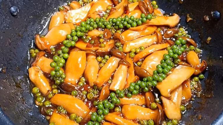 Cung cấp chất chống oxy hóa: Chất ergothioneine trong nấm đùi gà cùng một hợp chất oxy hóa khác giúp đào thải độc tố ra khỏi cơ thể. Cho nên, bằng cách ăn nấm đùi gà sẽ vừa giúp cải thiện thể trạng cũng như sức khỏe cho cơ thể tốt hơn. Ảnh minh họa