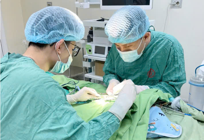 Các bác sĩ phẫu thuật cấp cứu thoát vị buồng trứng cho bệnh nhi. Ảnh BVCC