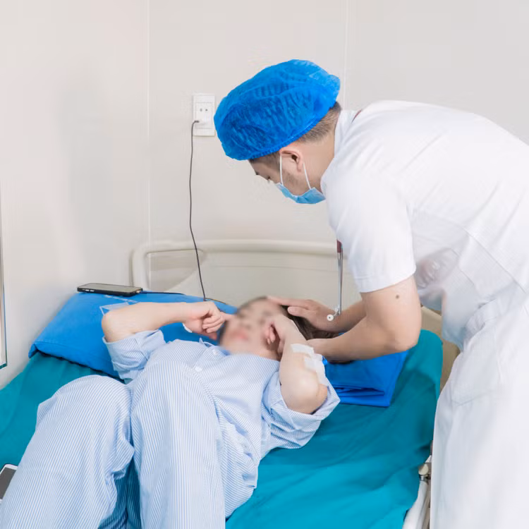 Nữ bệnh nhân đang được theo dõi tại bệnh viện. Ảnh: BVCC