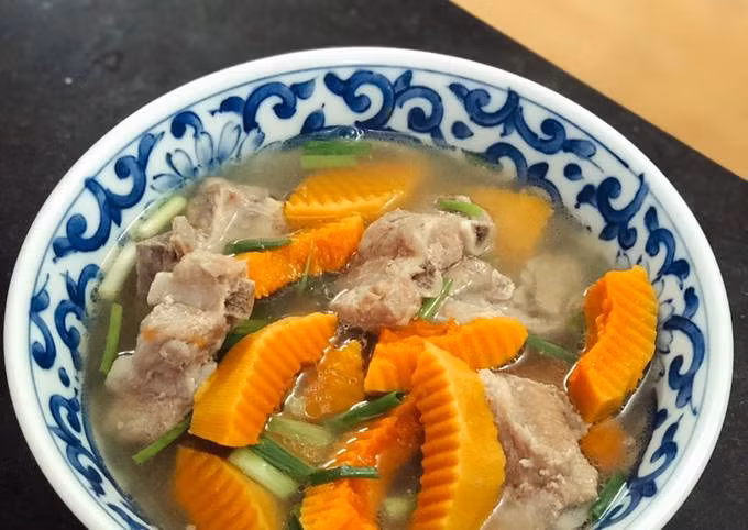 Canh bí đỏ nấu sườn: Bí đỏ với nguồn vitamin A dồi dào vô cùng thích hợp cho phụ nữ trung niên, có tác dụng cải thiện vóc dáng và triệu chứng bốc hỏa, điều hòa khí huyết, đồng thời làm chậm quá trình lão hóa của da. Ảnh minh họa