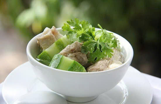 Canh sườn nấu dưa leo: Món canh này thúc đẩy sự trao đổi chất, hỗ trợ thải độc tố ra ngoài. Hàm lượng vitamine C trong dưa leo cao gấp 5 lần dưa hấu nên canh này có thể giúp da dẻ trắng trẻo và giữ được tính đàn hồi đồng thời ức chế sự hình thành hắc tố đen, giúp tiêu viêm, ức chế đường chuyển hóa thành mỡ chống béo phì.