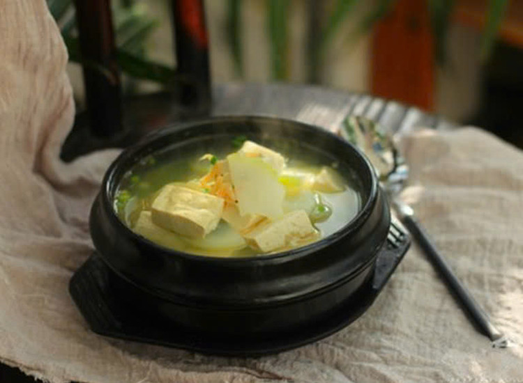 Canh đậu nành nấu cải trắng: Phytoestrogen trong đậu nành giống như phytoestrogen mà cơ thể tạo ra về mặt cấu trúc. Vì thế đây là món canh tốt cho việc bổ sung nội tiết tố, hỗ trợ điều trị tiền mãn kinh. Ảnh minh họa