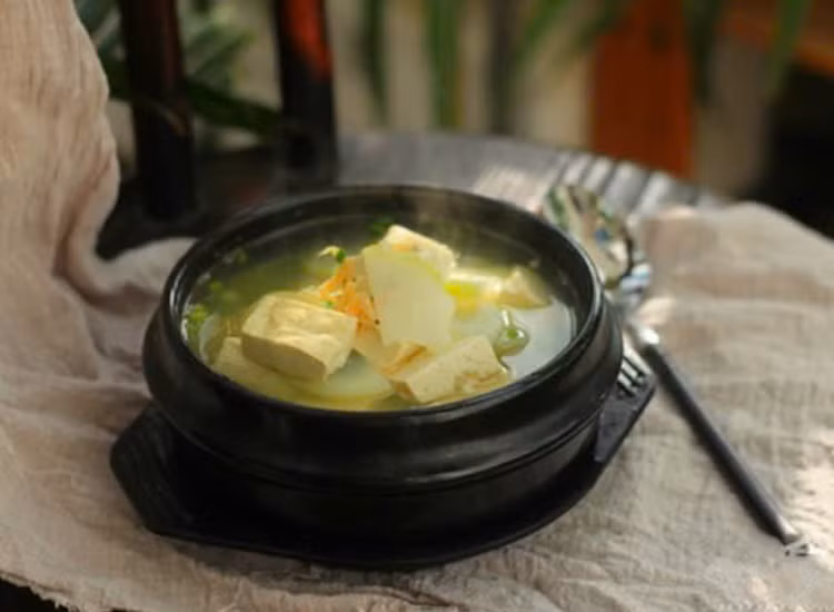 Canh đậu nành nấu cải trắng: Phytoestrogen trong đậu nành giống như phytoestrogen mà cơ thể tạo ra về mặt cấu trúc. Vì thế đây là món canh tốt cho việc bổ sung nội tiết tố, hỗ trợ điều trị tiền mãn kinh. Ảnh minh họa