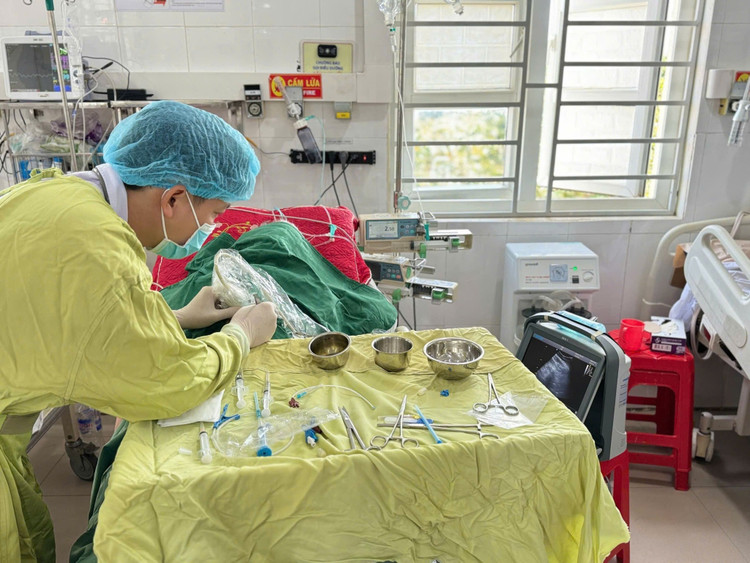 Các bác sĩ Bệnh viện Đa khoa khu vực Tây Bắc Nghệ An cứu sống bệnh nhân sốc tim do tràn dịch màng ngoài tim. Ảnh BVCC