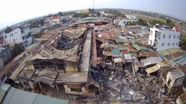 Chợ huyện Ea Súp sau khi vụ hoả hoạn đi qua.