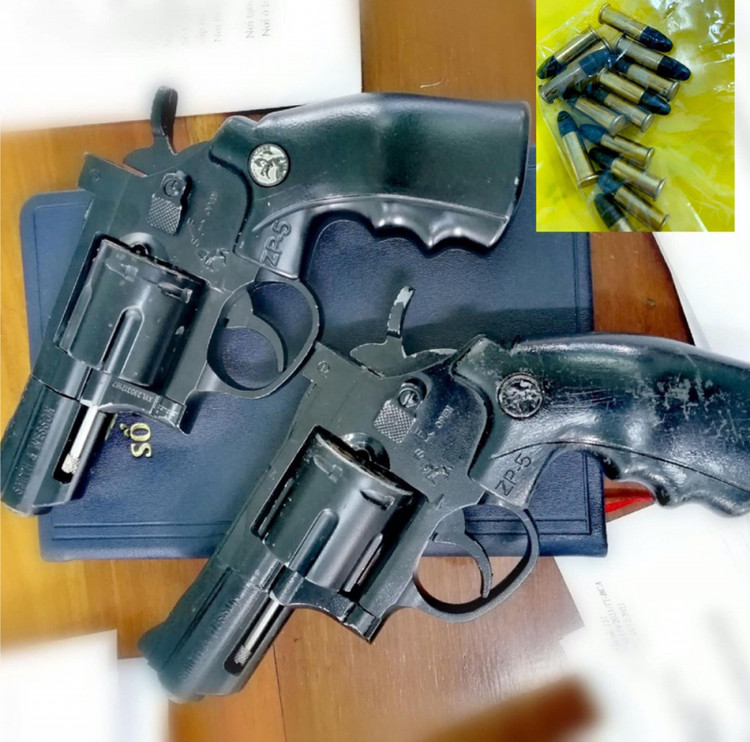 Tang vật thu giữ khi khám xét nơi ở. Ảnh VTC News