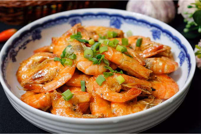 Tôm rim nước dừa. Ảnh Pasgo