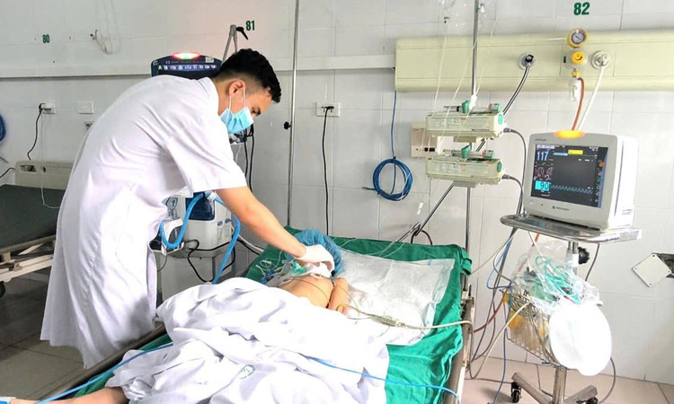 Trẻ rơi vào tình trạng nguy kịch do uốn ván. Ảnh BVCC