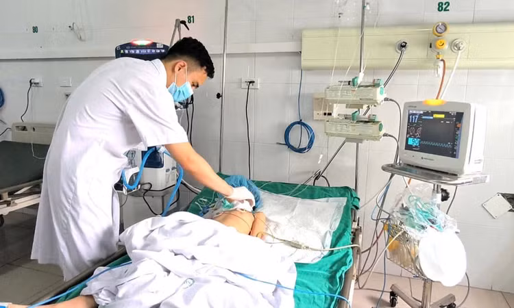 Trẻ rơi vào tình trạng nguy kịch do uốn ván. Ảnh BVCC Trẻ rơi vào tình trạng nguy kịch do uốn ván. Ảnh BVCC