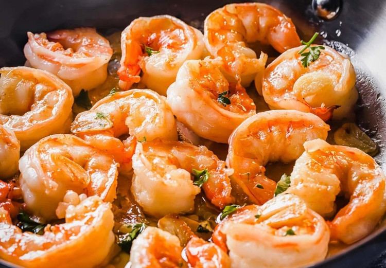 Tôm chiên sốt bơ tỏi – béo thơm, cực đưa miệng. Ảnh BHX