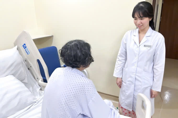 Bác sĩ thăm khám bệnh nhân sau khi mổ. Ảnh BVCC