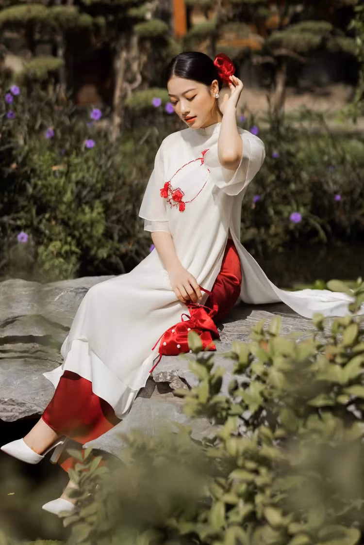 Một trong những mẫu giày "kinh điển", được chị em chuộng nhất khi diện áo dài, đó chính là giày cao gót mũi nhọn. Item này ghi điểm nhờ khả năng tôn dáng, giúp chị em trở nên cao ráo, thanh thoát hơn. Chưa kể, so với mũi tròn hay mũi vuông thì thiết kế mũi nhọn "ăn điểm" nhờ sự điệu đà nhưng không kém phần thanh tao. Từ đó giúp nâng tầm set áo dài mà nàng diện.