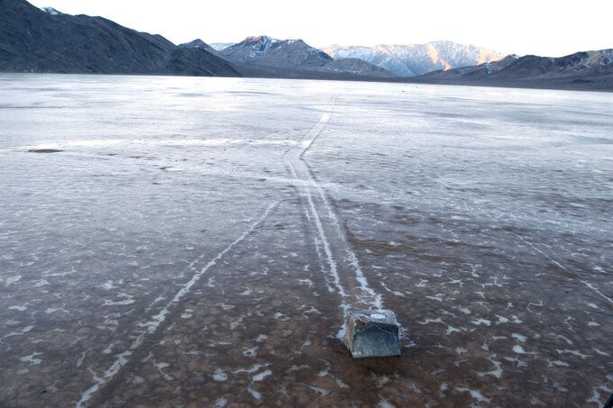 Trải qua nhiều thập kỷ, mọi nỗ lực giải thích hiện tượng những viên đá “biết đi” đều thất bại. Cho đến năm 2014, các nhà nghiên cứu tại Đại học California gồm có Richard Norris và anh họ của mình James Norris, đã công bố một nghiên cứu về hiện tượng này trên tạp chí PLOS ONE với những hình ảnh video ghi lại hiện tượng này. Ảnh: iStockphoto / Stephan Hoerold